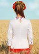 Белая блузка с отложным воротником и черно-красным принтом на поясе