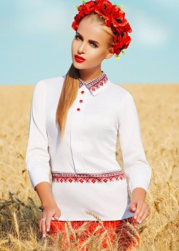Белая блузка с отложным воротником и черно-красным принтом на поясе