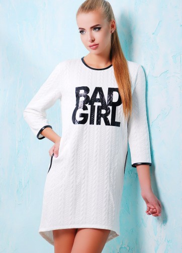 Платье прямого кроя с ассиметричным удлиненным низом и надписью "BAD GIRL"
